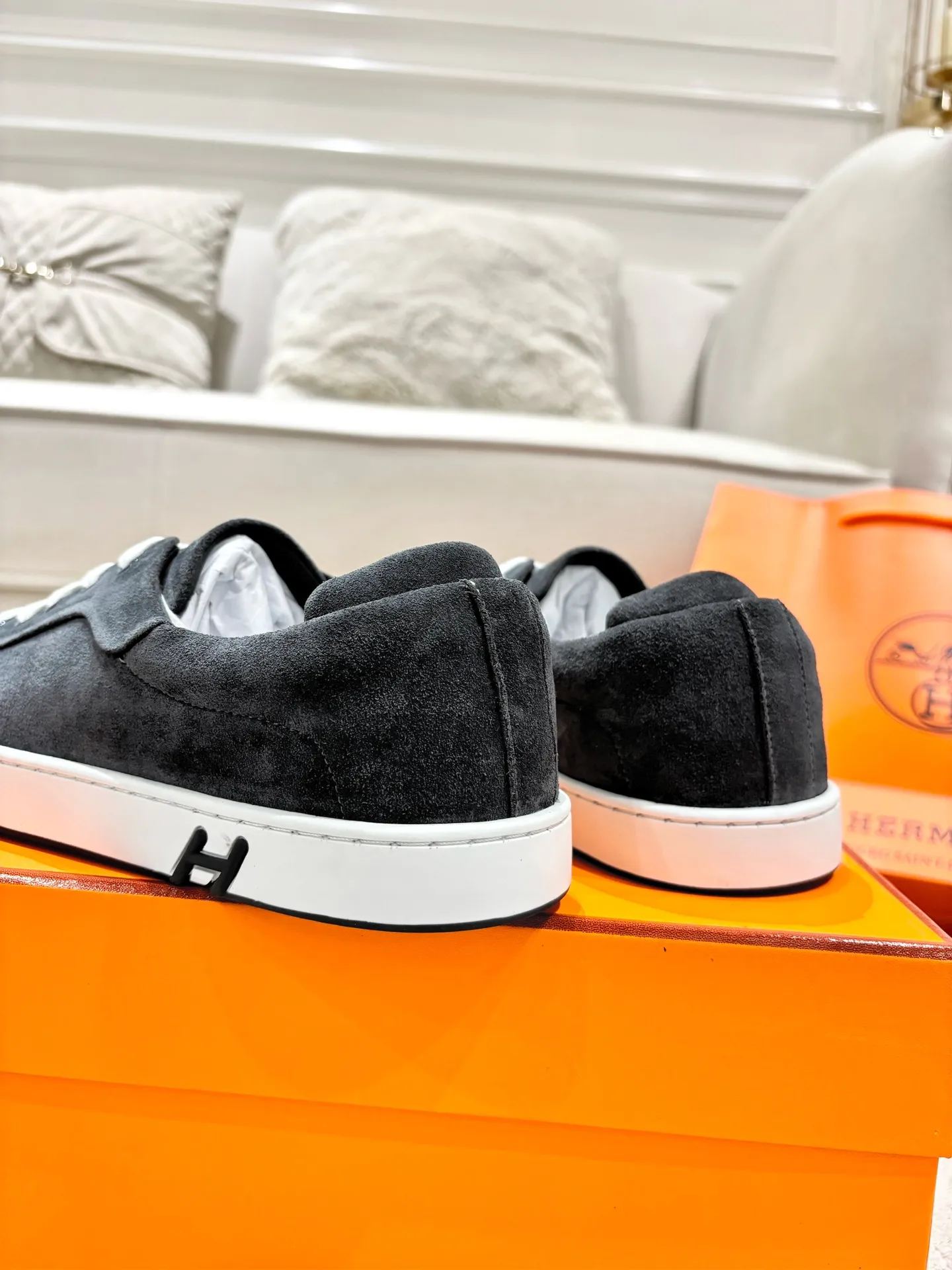 👟👟Ex-factory price 640👟👟 Men's model ➕10 Hermes·Hermès 2025ss new Lucky series men's leather loafers casual sports shoes for women Top version 🔝Original purchase, development and production👍🏻 This Hermès sports shoe is made of calfskin and suede goatskin, with iconic "H" details on the side, creating a dynamic and fashionable style. 💘 💜Material: original imported first-layer cowhide 💛Inner lining: original customized soft sheepskin 💚Sole: original molded non-slip TPU outsole ❤️Sole thickness: about 2.5cm 🤍Number of yards: 35-45👣 (40 for women and 45 for men, custom-made and non-refundable